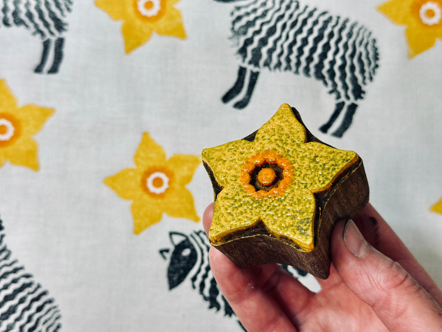 Sheep and Daffodil Tea Towel - Organic Cotton (50 x 70cm)