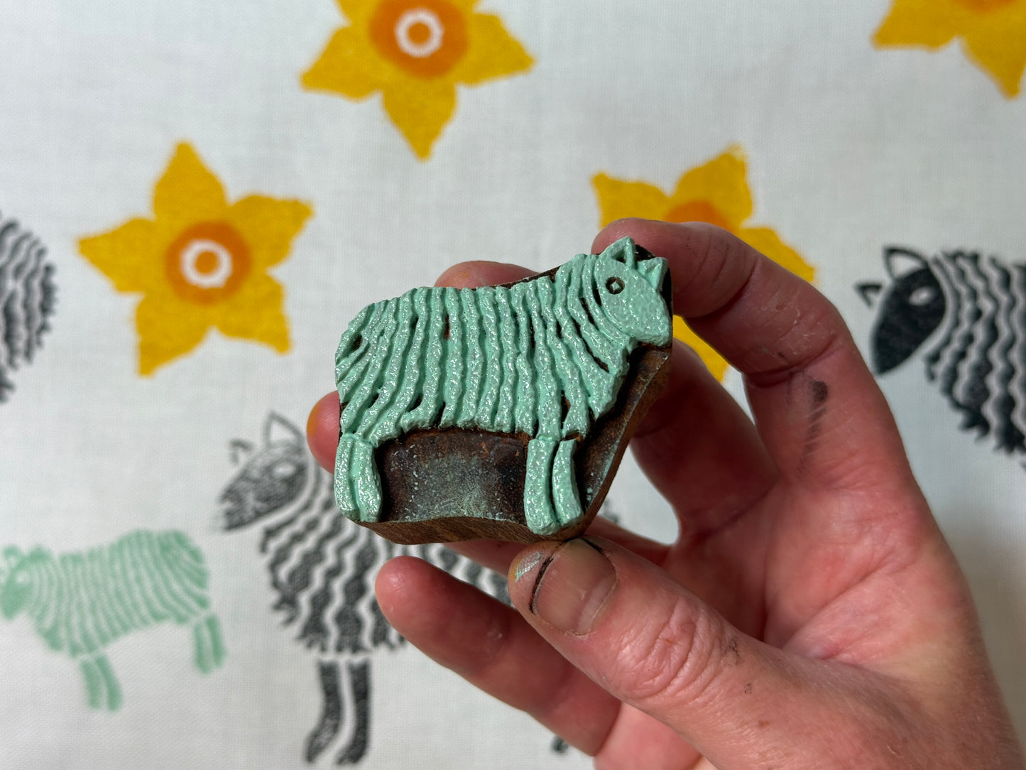 Sheep and Daffodil Tea Towel - Organic Cotton (50 x 70cm)